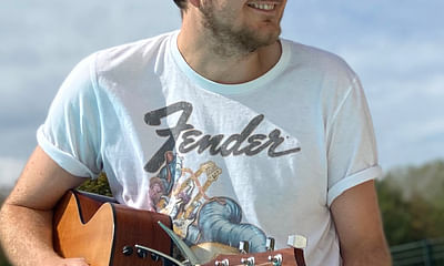 Are online guitar lessons sufficient for beginners, or is it better to have a teacher?