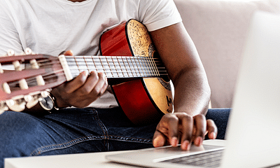 How can I learn guitar online in an organized way?