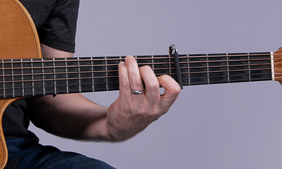 What are some recommended free online lessons for acoustic guitar?