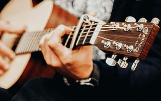What are the best practices and tips for a beginner acoustic guitar player?