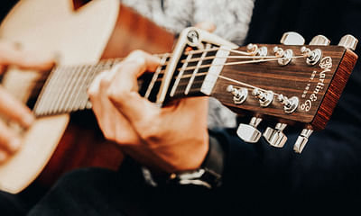 What are the best practices and tips for a beginner acoustic guitar player?