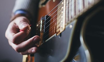 Where can I find authentic and complete guitar lessons online?