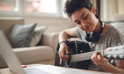 Where can I find free online guitar lessons?