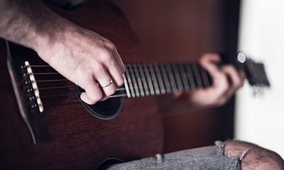 Why do some people progress faster than others when learning to play the guitar?